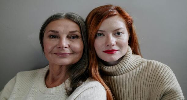 Alte Frau und junge Frau nebeneinander.
