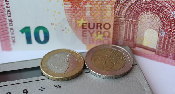 Zwei Euro-Münzen auf einem Taschenrechner