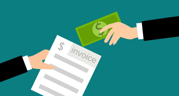 Illustration: Ein Blatt, auf dem Invoice (Rechnung) steht, wird gegen Geldschein getauscht.