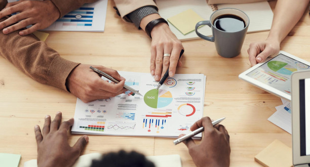 Mehrere Personen werten Statistiken aus