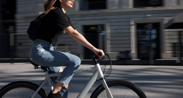 Frau fährt Fahrrad