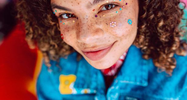 Gen Z: Junge Frau mit auffälligem Make-up
