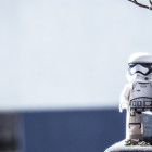 Eine Star-Wars Spielfigur steht vor einem Baum