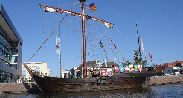 Ein Segelschiff legt an der Weser an