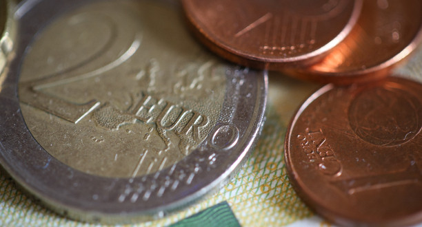 Großaufnahme von Euro-Münzen auf einem Schein