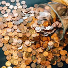 Ausgeschüttete Münzen aus einem Glas