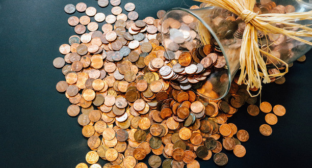 Ausgeschüttete Münzen aus einem Glas