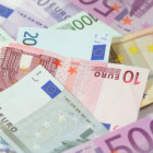 Viele Euroscheine auf einem Haufen