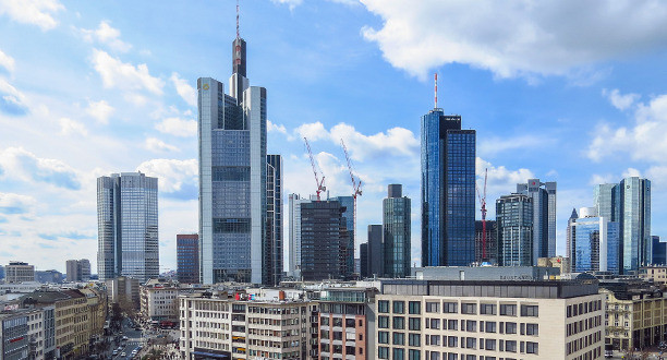: Blick auf die Skyline in Frankfurt