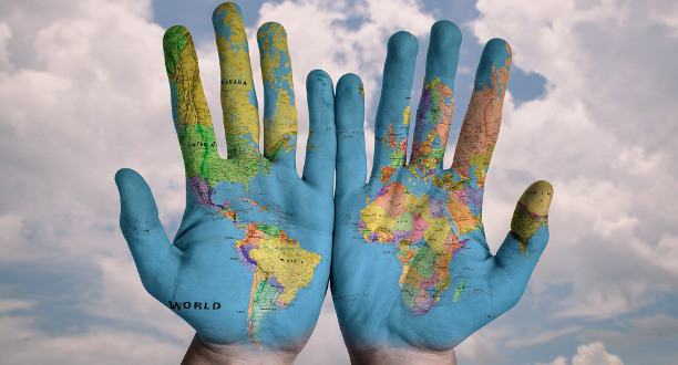 Eine Weltkarte ist auf zwei Händen gemalt