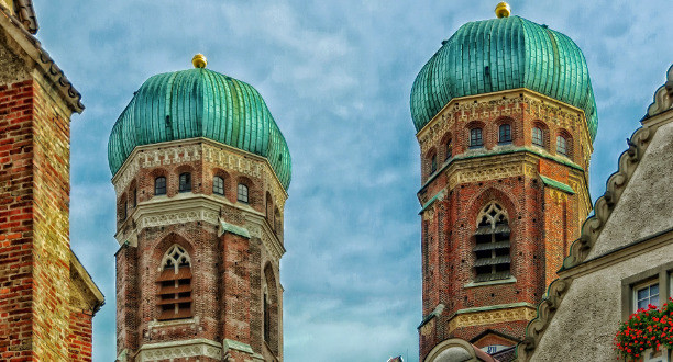 Nahaufnahme der Frauenkirche in München.