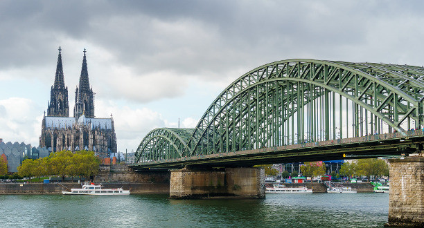 Blick auf den Rhein und die Hohenzollernbrücke in Köln