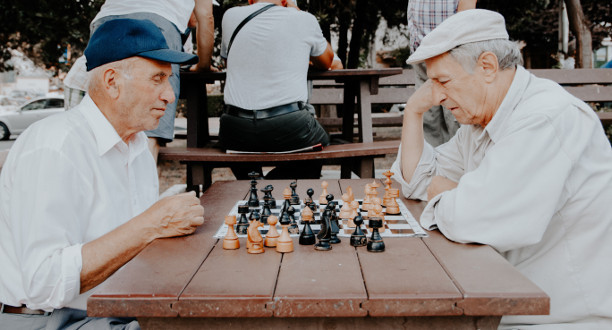 Zwei Männer spielen Schach.
