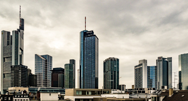 Skyline von Frankfurt mit Bankentürmen.