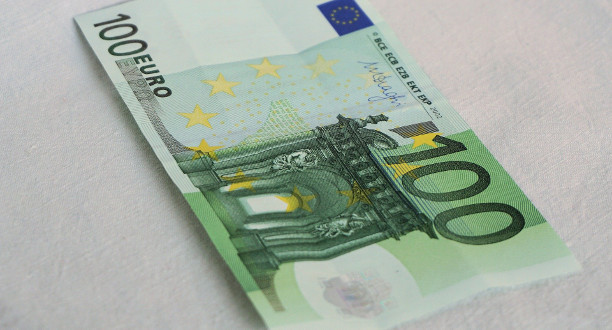 Ein Hundert Euro Schein liegt auf einem Tisch.