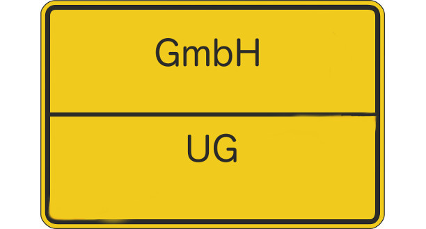 Auf einem gelben Schild steht oben GmbH und auf der Unterseite UG.