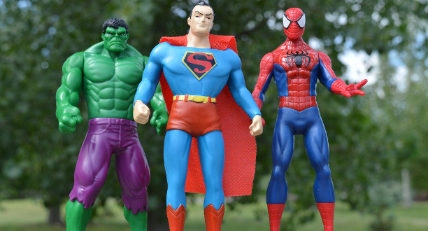 Drei Superhelden-Figuren stehen in einer Reihe.