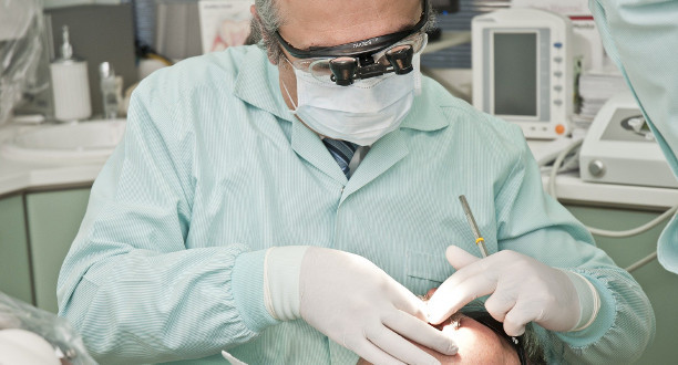 Ein Zahnarzt untersucht einen Patienten.