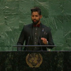 Der Gründer Ehsan Allahyar Parsa steht hinter einem schwarzen Pult und hält eine Rede.