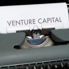 Eine alte Schreibmaschine auf welcher das Wort Venture Capital gedruckt wurde