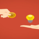 Zwei Hände: Oben links hält eine Hand eine Münze. Unten rechts hält eine ausgestreckte Hand eine Glühbirne.