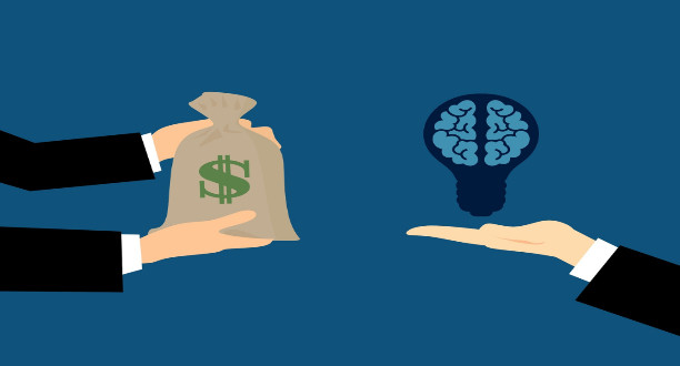 Zwei Hände auf der linken Seite geben ein Säckchen mit Dollar. Eine Hand auf der linken Seite hält eine Glühbirne in Form eines Gehirns.