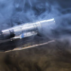 Dampfende E-Zigarette