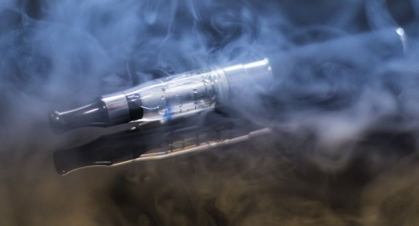 Dampfende E-Zigarette
