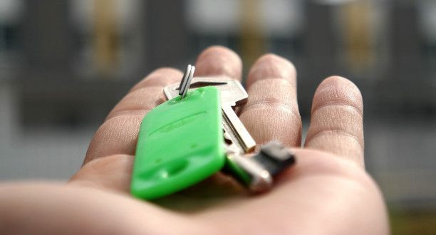 Ein Schlüssel liegt auf einer Hand.