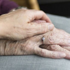 Rentnerpaar - Hand über Hand