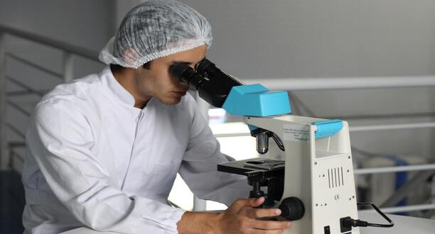 Ein Wissenschaftler schaut durch ein Mikroskop