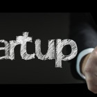 Schwarzer Hintergrund mit dem Begriff Start-up