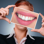 Frau mit Zähnen im Detail