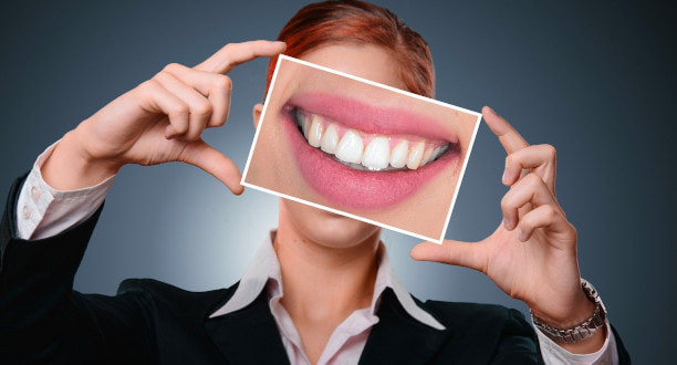 Frau mit Zähnen im Detail