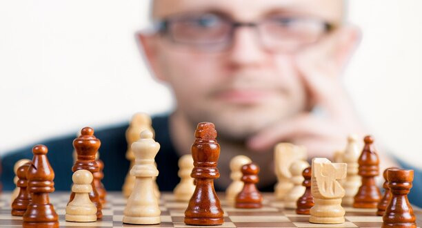 Schachspieler überlegt seinen nächsten Zug.