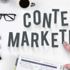 Begriff Content Marketing in schwarzen Buchstaben auf einem Tisch.