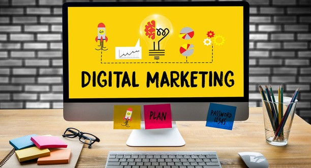 Gelber Bildschirm mit der Beschriftung Digital Marketing