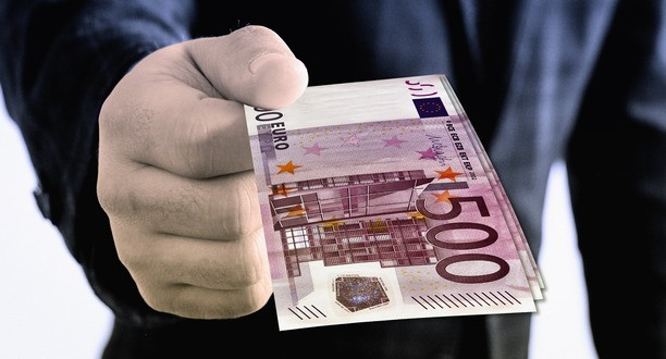 Mann hält 500 Euro-Geldschein in der Hand.