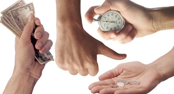 Vier Hände halten halten eine Uhr, Münzen und Scheine.