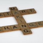 Scrabble-Steine mit den Wörtern Start, Making, Changes.