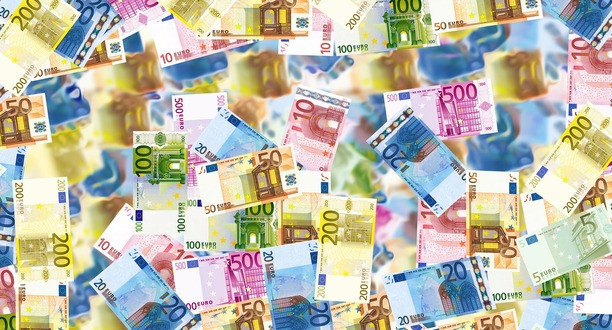 Viele unterschiedliche Euro-Geldscheine.