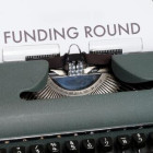 Schreibmaschine mit Blatt Funding Round.