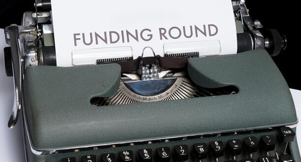 Schreibmaschine mit Blatt Funding Round.