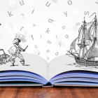 Offenes Buch mit einem Pirat und einem Segelschiff