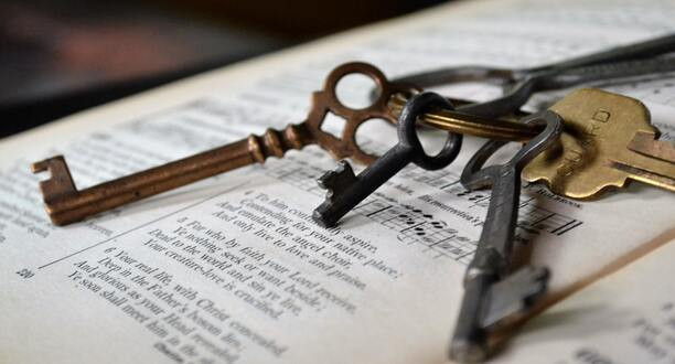 Schlüssel liegen auf einem Buch.