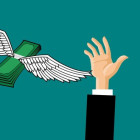 Eine Hand streckt nach oben zu Geldscheinen mit Flügel.
