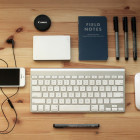 Schreibtischansicht mit diversen Gegenständen, welche zur Businessplanerstellung dienen können