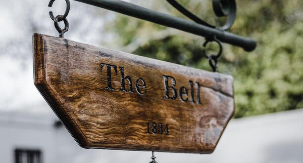 Holz-Schild mit der Aufschrift The Bell.