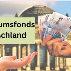 Bundestag Berlin im Hintergrund. Im Vordergrund zwei Hände. Eine mit mehreren Geldscheinen.