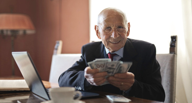 Alter Mann mit Bargeld